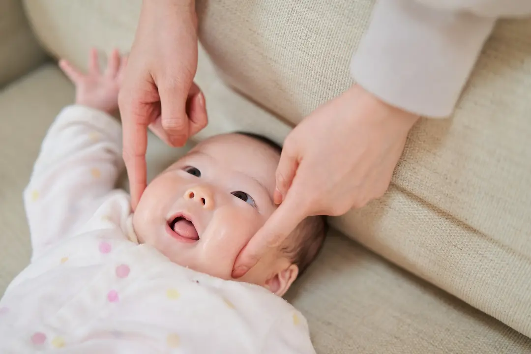 Bébé rigole : comprendre et encourager ses premiers rires may app santé