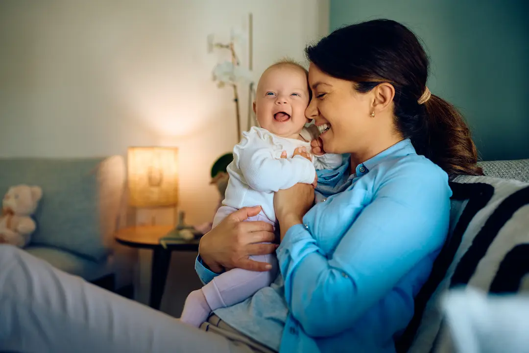 Bébé rigole : comprendre et encourager ses premiers rires may app santé