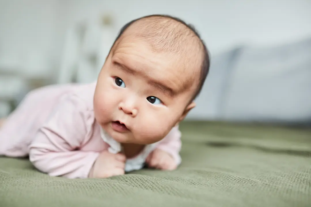 À quel âge un bébé tient sa tête tout seul ? may app santé