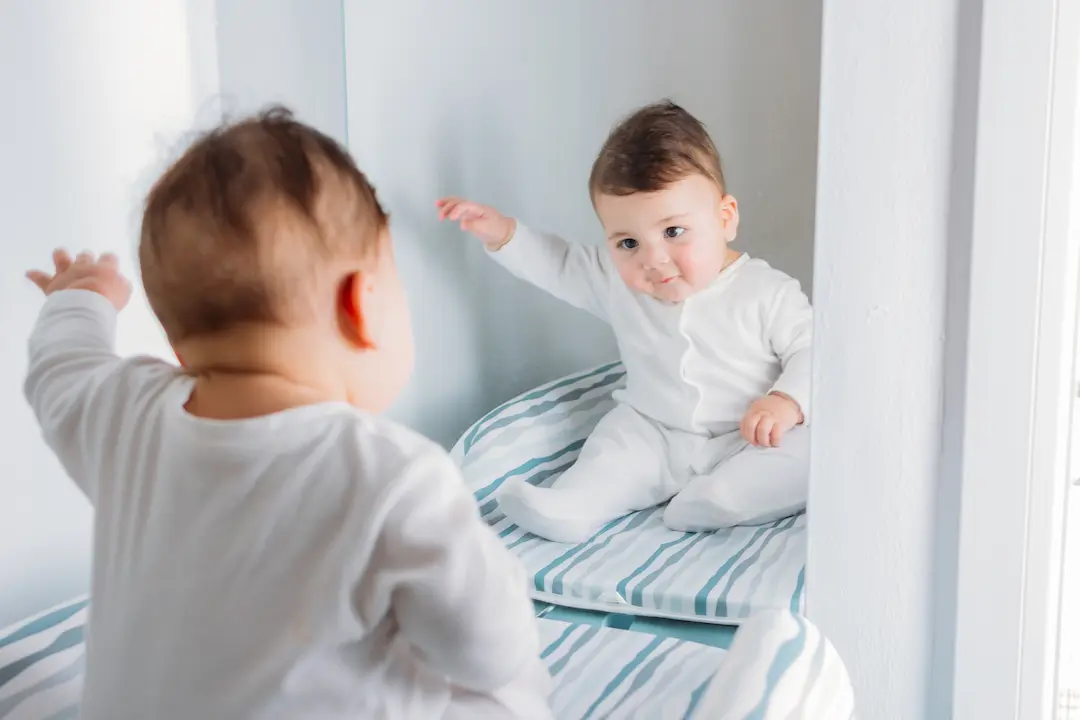 Miroir bébé : à partir de quel âge un bébé se reconnaît-il dans le miroir ? may app santé