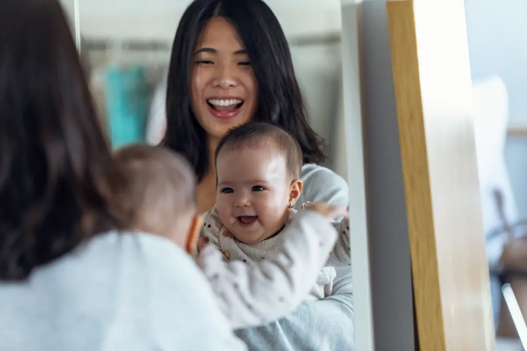 Miroir bébé : à partir de quel âge un bébé se reconnaît-il dans le miroir ? may app santé