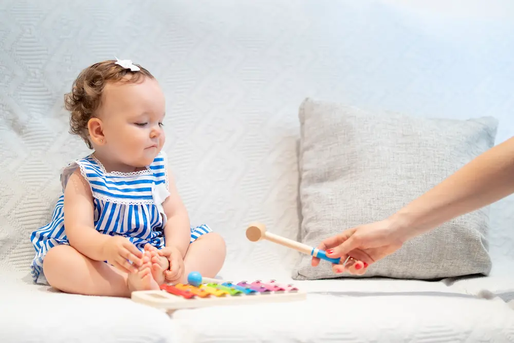 Éveil musical bébé : comment introduire la musique ? may app