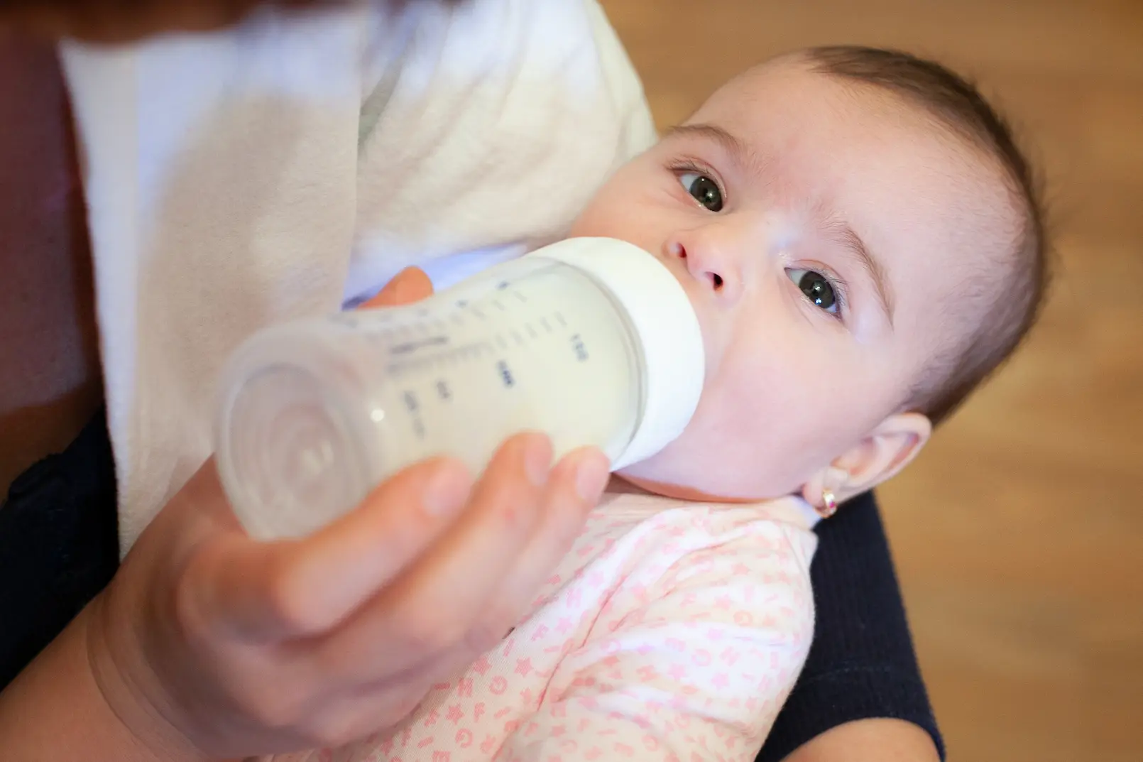 À quel âge un bébé tient son biberon ? may app santé