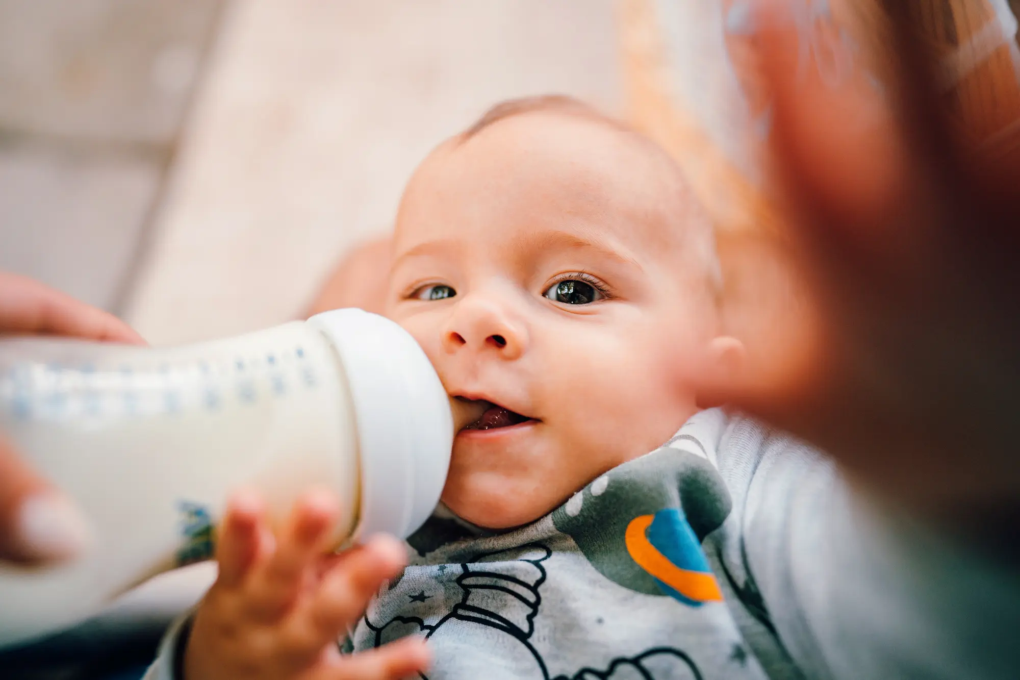 À quel âge un bébé tient son biberon ? may app santé