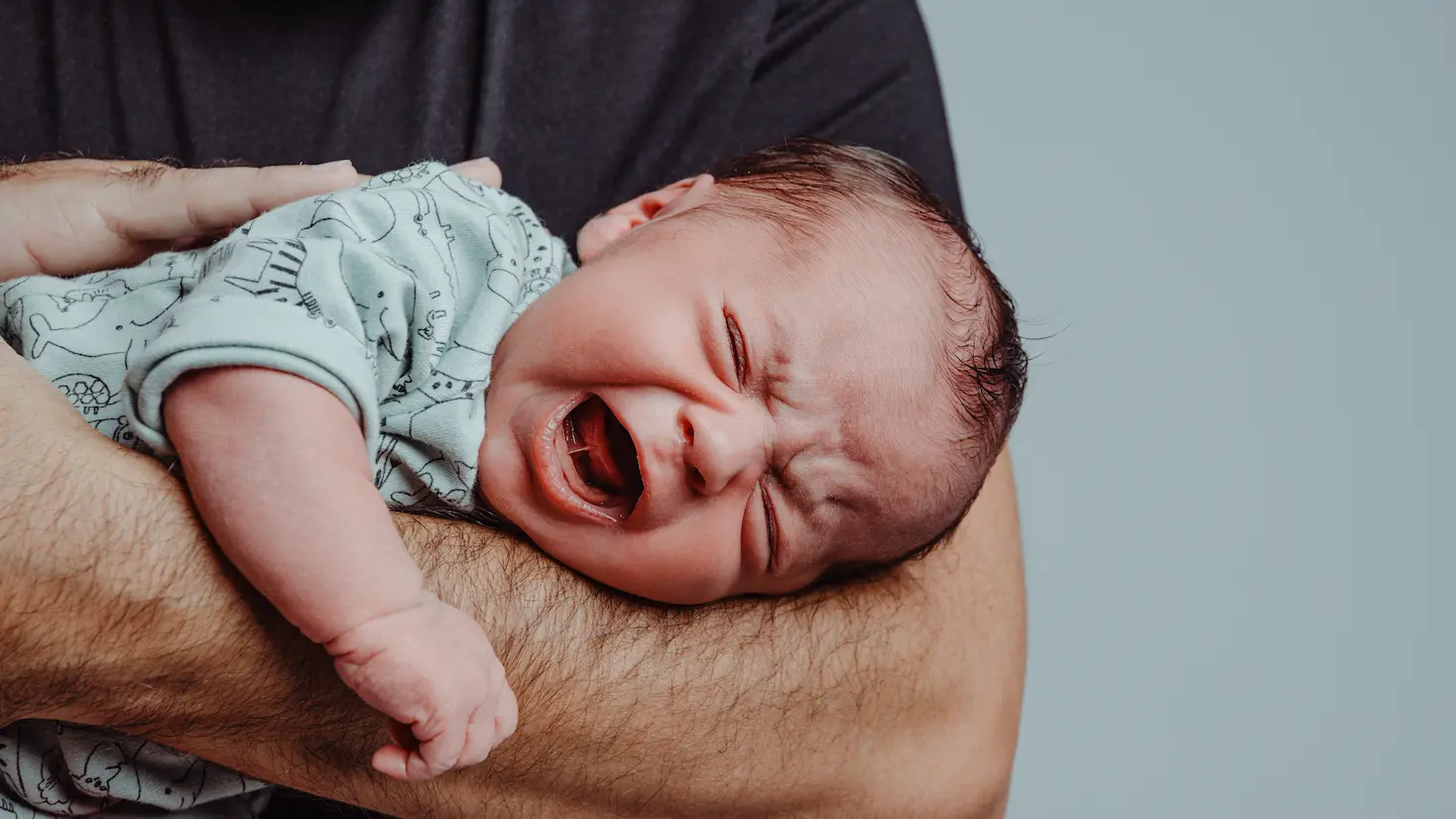 Bébé qui se jette en arrière de colère : que faire ? may app santé